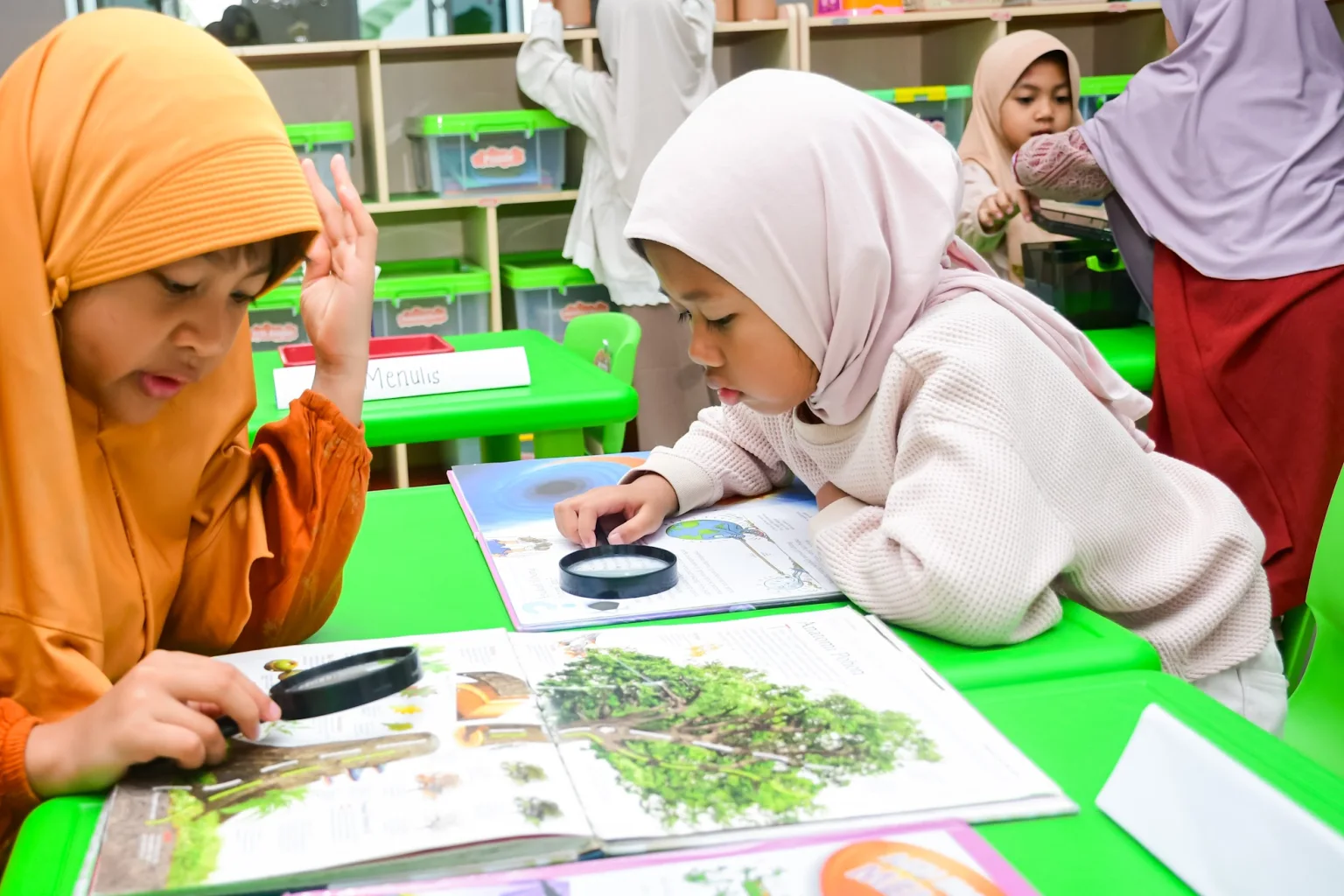 Anak-anak belajar di Sekolah Balita Tunas Harapan Ilahi